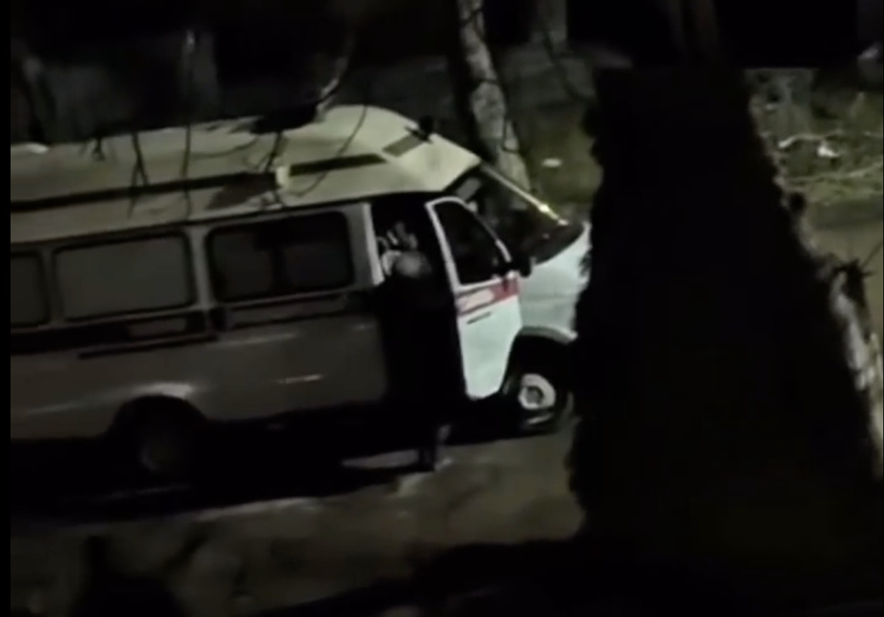 Минздрав, полиция и следственный комитет начали проверки после того, как бригада СМП оставила пациента лежать возле забора