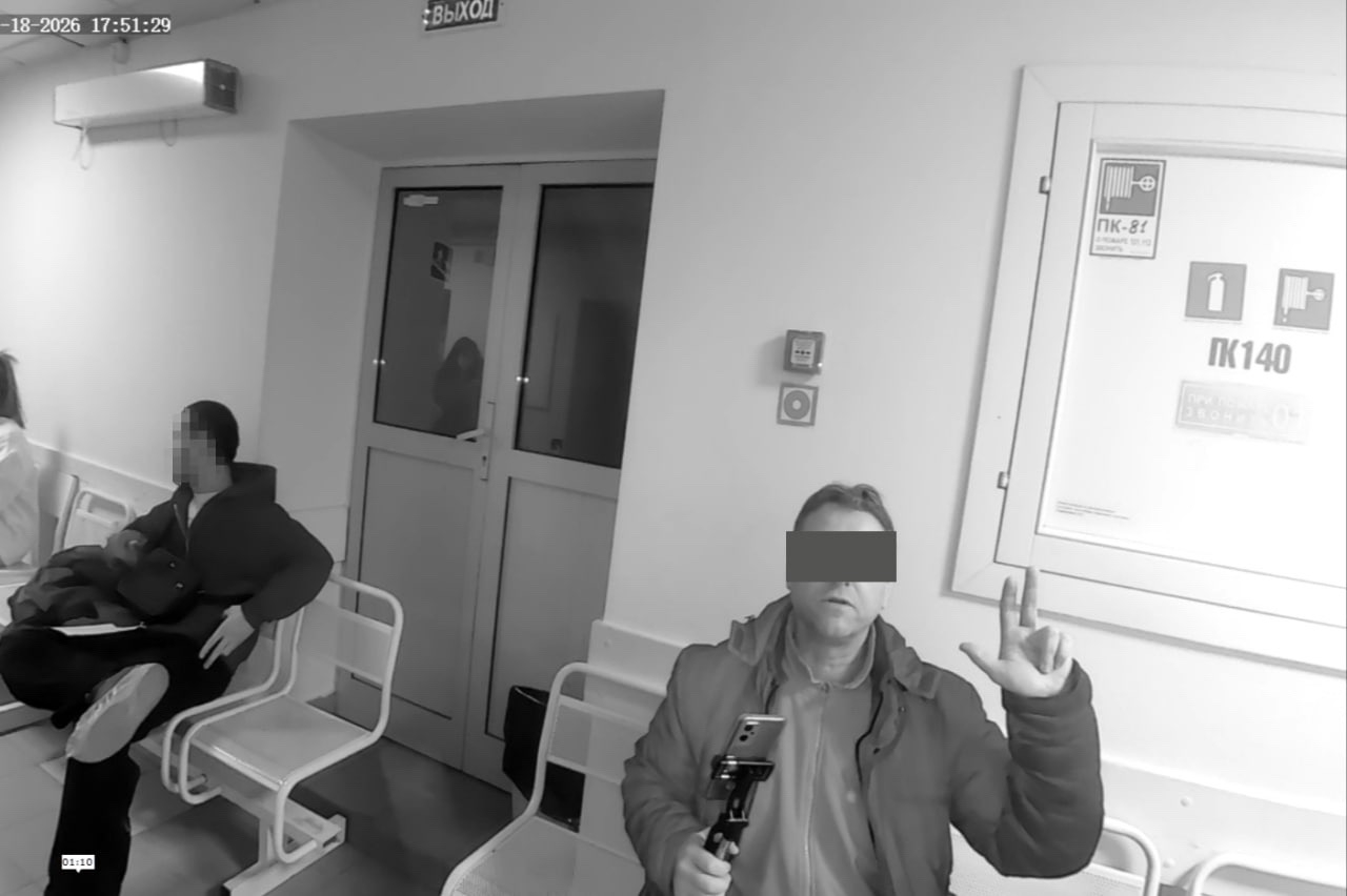 В приемное отделение городской клинической больницы Новосибирска доставили пациента для осмотра отоларингологом после того, как мужчина получил удар по шее от неизвестного лица за отказ предъявлять паспорт. В медучреждении при попытке выдать направление к врачу у пациента запросили фамилию, имя, отчество, дату рождения и адрес проживания. Мужчина отказался сообщать эти сведения и демонстрировать паспорт, потребовав внести в документацию запись о том, что «за помощью обратился просто человек». Получив отказ в обслуживании без идентификации личности, гражданин начал высказывать претензии персоналу.