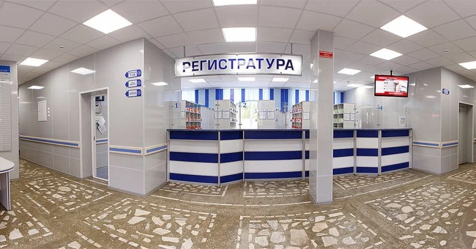 На сотрудников поликлиник повесят аудиобейджи, чтобы следить за общением с пациентами