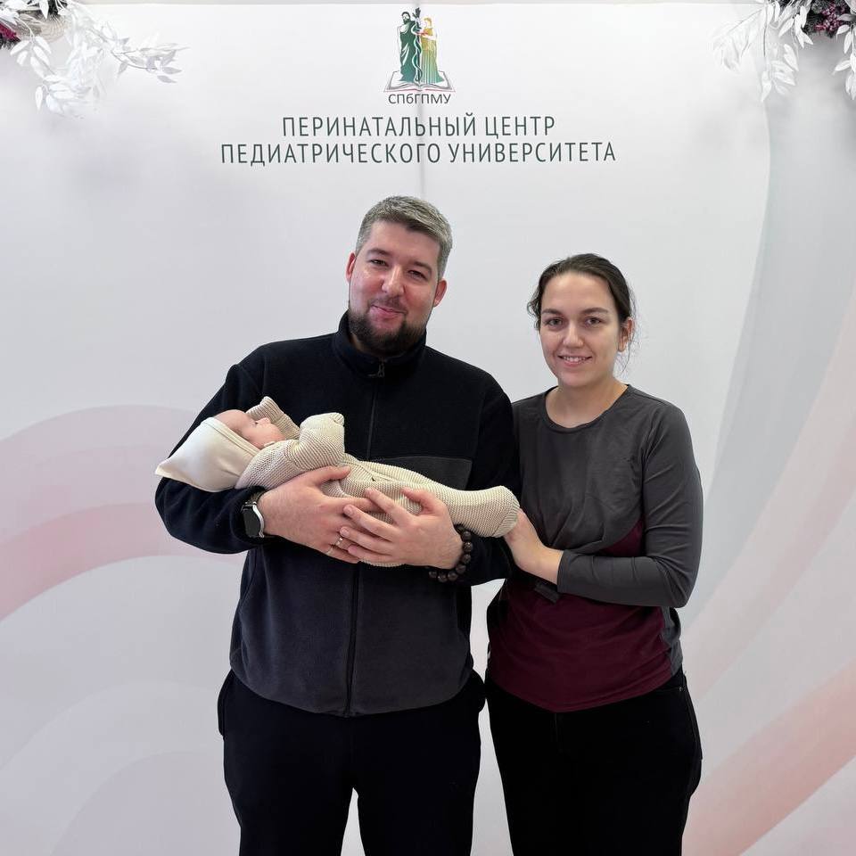 В ФГБОУ ВО «Санкт-Петербургский государственный педиатрический медицинский университет Минздрава России Перинатальный центр» поступила беременная женщина. Во время обследования у её ещё не родившегося ребёнка диагностировали тяжёлый гидронефроз. Ситуация осложнялась состоянием будущей мамы. У неё выявили внутрипечёночный холестаз беременных. Это была её вторая беременность, в первую из-за той же патологии врачи были вынуждены провести экстренное кесарево сечение на 32-й неделе.