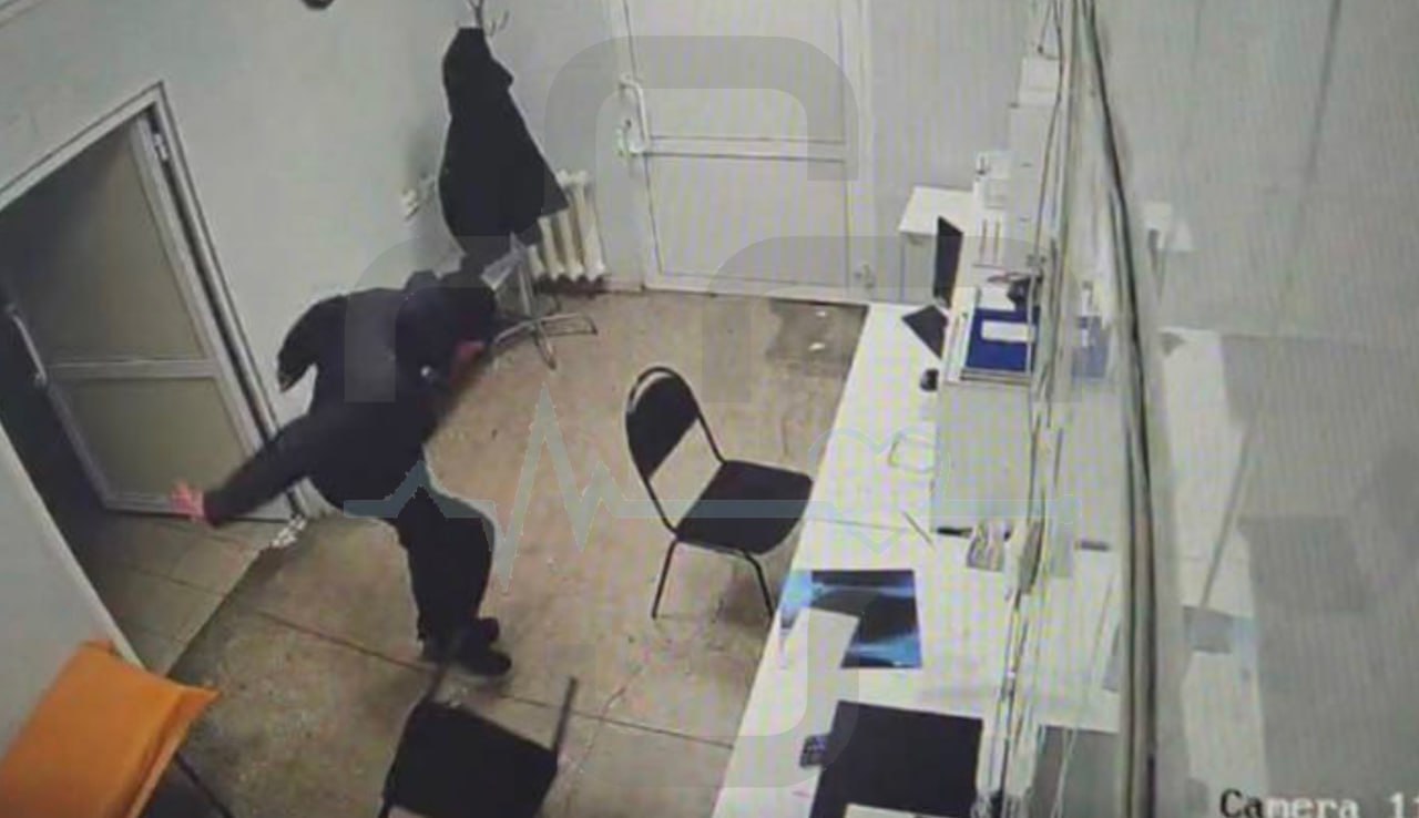 Пьяный посетитель больницы сломал нос травматологу — после нападения врач продолжил работать