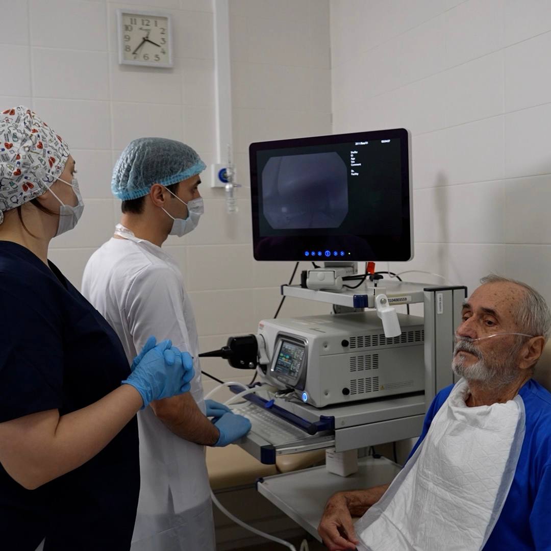 В Клинику факультетской хирургии им. Н. Н. Бурденко Сеченовского Университета поступил пациент с диагностированным плоскоклеточным раком легкого в критическом состоянии. Опухоль располагалась в просвете левого главного бронха. Мужчина практически не мог двигаться из-за резкой слабости и одышки, показатели сатурации были крайне низкими (70-72%). «Заболевание началось в сентябре и сначала пациенту установили диагноз внебольничная пневмония, которую лечили амбулаторно. Затем мужчина был госпитализирован в инфекционную больницу. В медицинском учреждении при бронхоскопии была впервые выявлена опухоль. В течении последующей недели его состояние сильно декомпенсировалось», — рассказал «Медицинской России» заведующий хирургическим торакальным отделением Клиники госпитальной хирургии Сеченовского Университета Таймураз Каллагов.