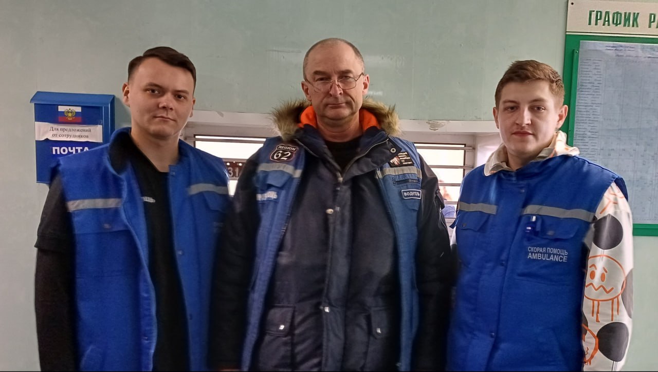 Медработники «скорой» шли по пояс в ледяной воде, чтобы помочь провалившемуся под лед человеку