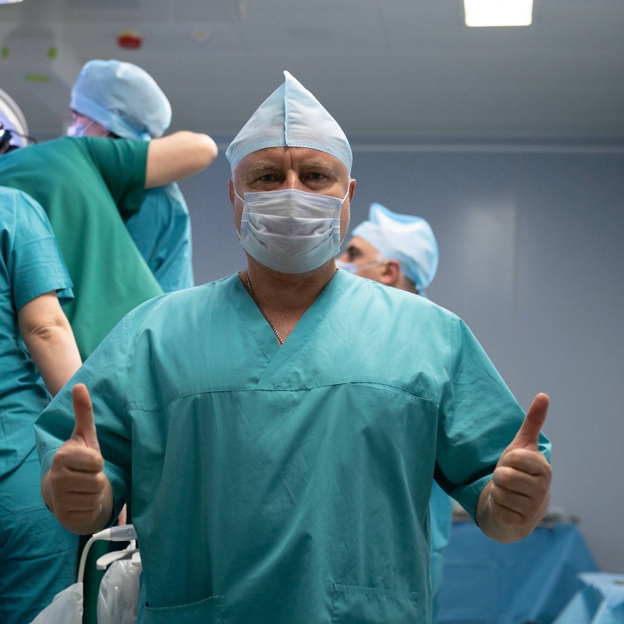 В ФГБУ «НМИЦ Онкологии им. Н.Н. Блохина» поступил мужчина с крайне редкой и агрессивной опухолью сердца — саркомой. Такое новообразование встречается с частотой 1 на 50 тысяч. Несколько клиник отказали пациенту в лечении, считая случай безнадёжным. До опухоли было сложно добраться, а полностью удалить — почти невозможно. Новообразование стремительно росло, практически перекрыло кровоток в сердце, опустилось по нижней полой вене и достигло печени, сформировав опухолевый тромб длиной 10 см.