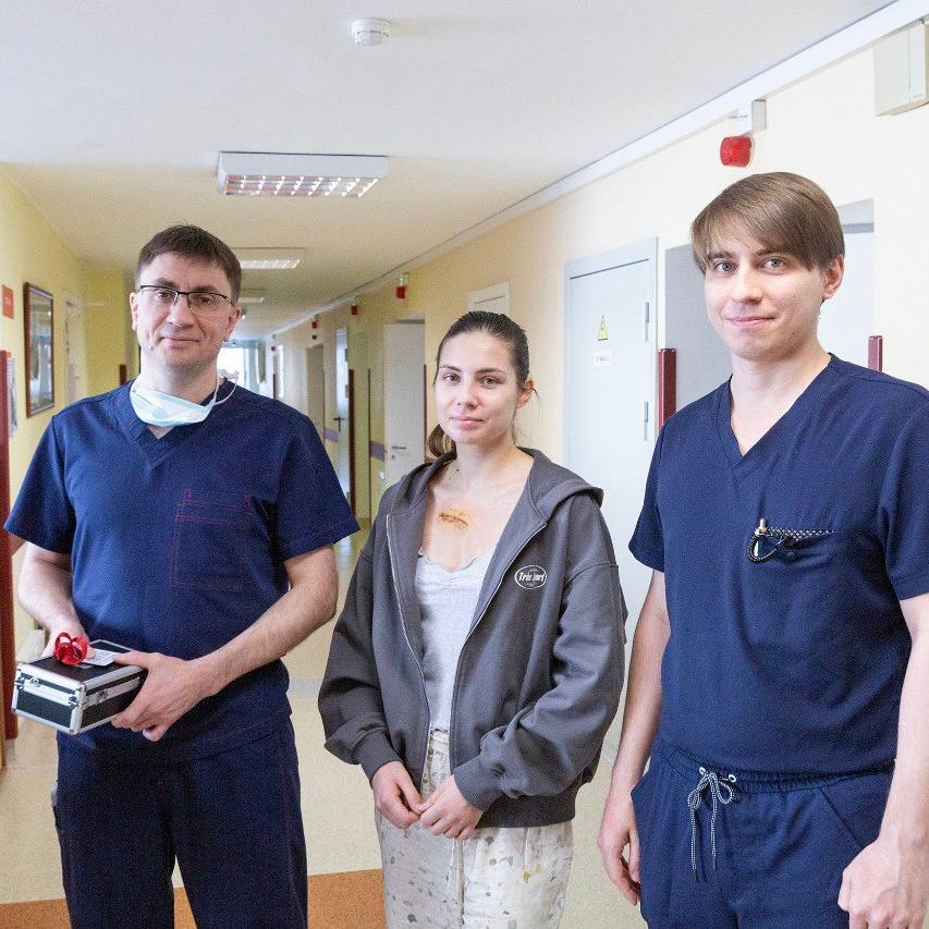 В ФГБУ «НМИЦ им. ак. Е.Н. Мешалкина» поступила пациентка с прогрессирующей сердечной недостаточностью на фоне гипертрофической кардиомиопатии (ГКМП). Многие годы у неё не было активных жалоб на сердце, хотя диагноз был установлен. В последнее время у девушки резко снизилась выносливость, появились одышка и перебои в работе сердца. ГКМП — тяжёлое наследственное заболевание, известное как главная причина внезапной сердечной смерти у молодых людей. Без операции девушка оказалась бы в листе ожидания на трансплантацию сердца.