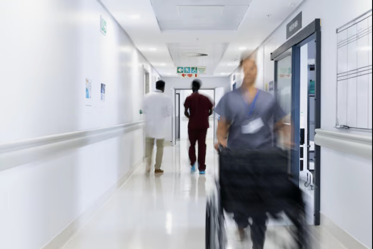 Мигрантов из Таджикистана обязали проходить платную медкомиссию до прибытия в Россию