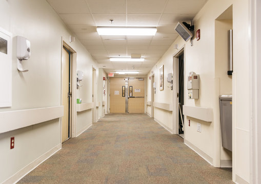 Сотрудник больницы приписал себе работу в табеле учёта на 200 тысяч