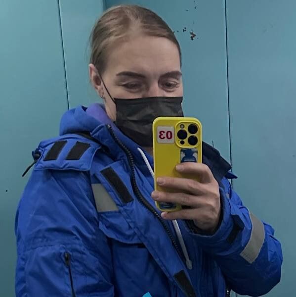 Фельдшер оказала помощь пациенту после того, как он ее избил