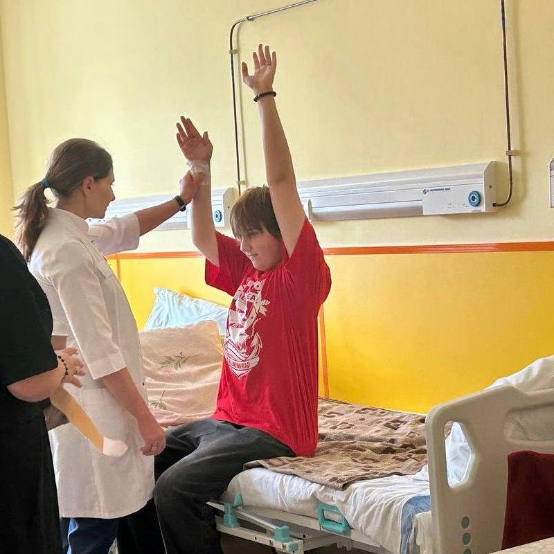 Петербургские врачи исправили подростку последствия травмы руки, полученной еще во время родов