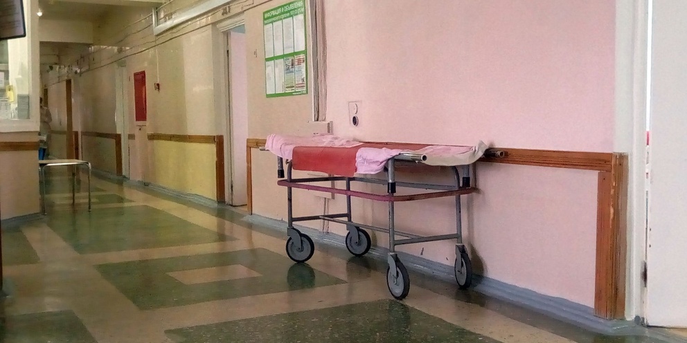 Врачей обвинили в смерти пациента после падения с каталки