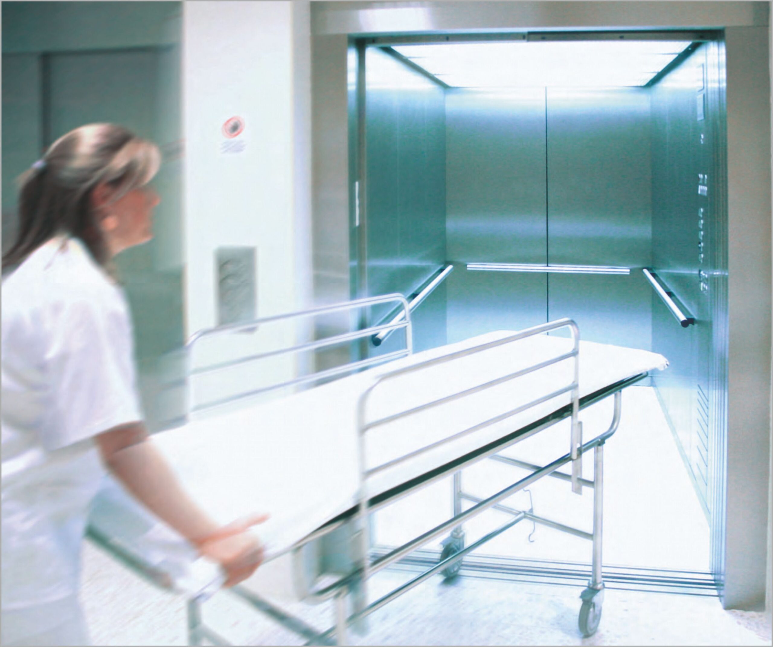 Пациентка пожаловалась на сломанные лифты, из-за которых ее голой несли по лестнице в отделение