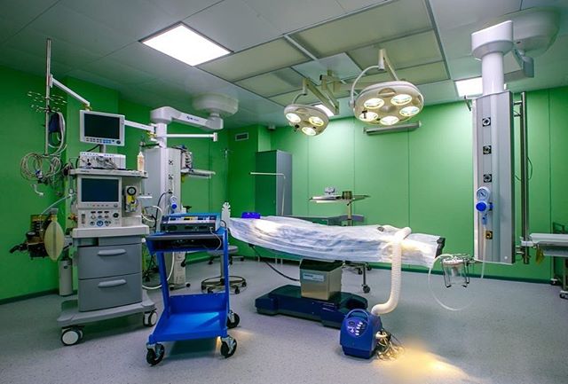 Пациентка требует три миллиона с хирурга, который якобы сфотографировал ее половые органы во время операции