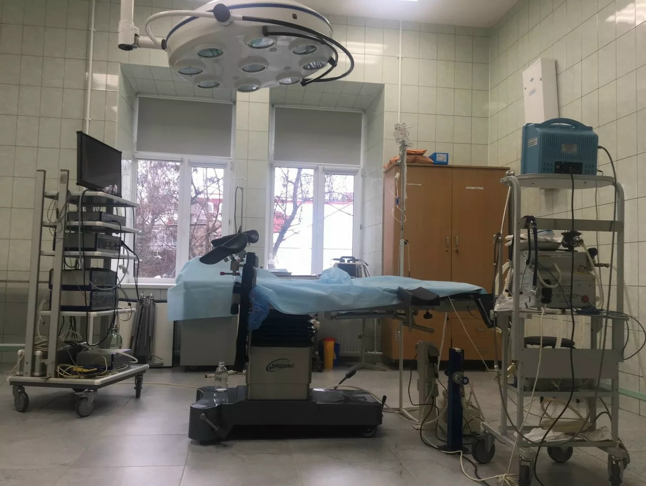 Суд оштрафовал на 1000 рублей мужа пациентки, который сломал дверь в реанимацию и «парализовал» работу роддома