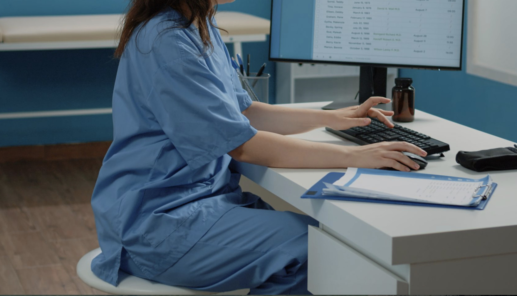 Медсестра, которая оформляла поддельные больничные с учетных записей врачей, получила условный срок