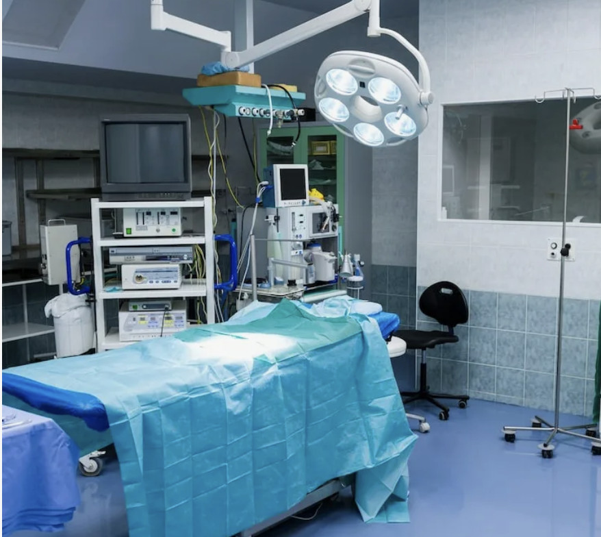 Травматолога осудили за продажу пациенту протеза, который полагался ему бесплатно