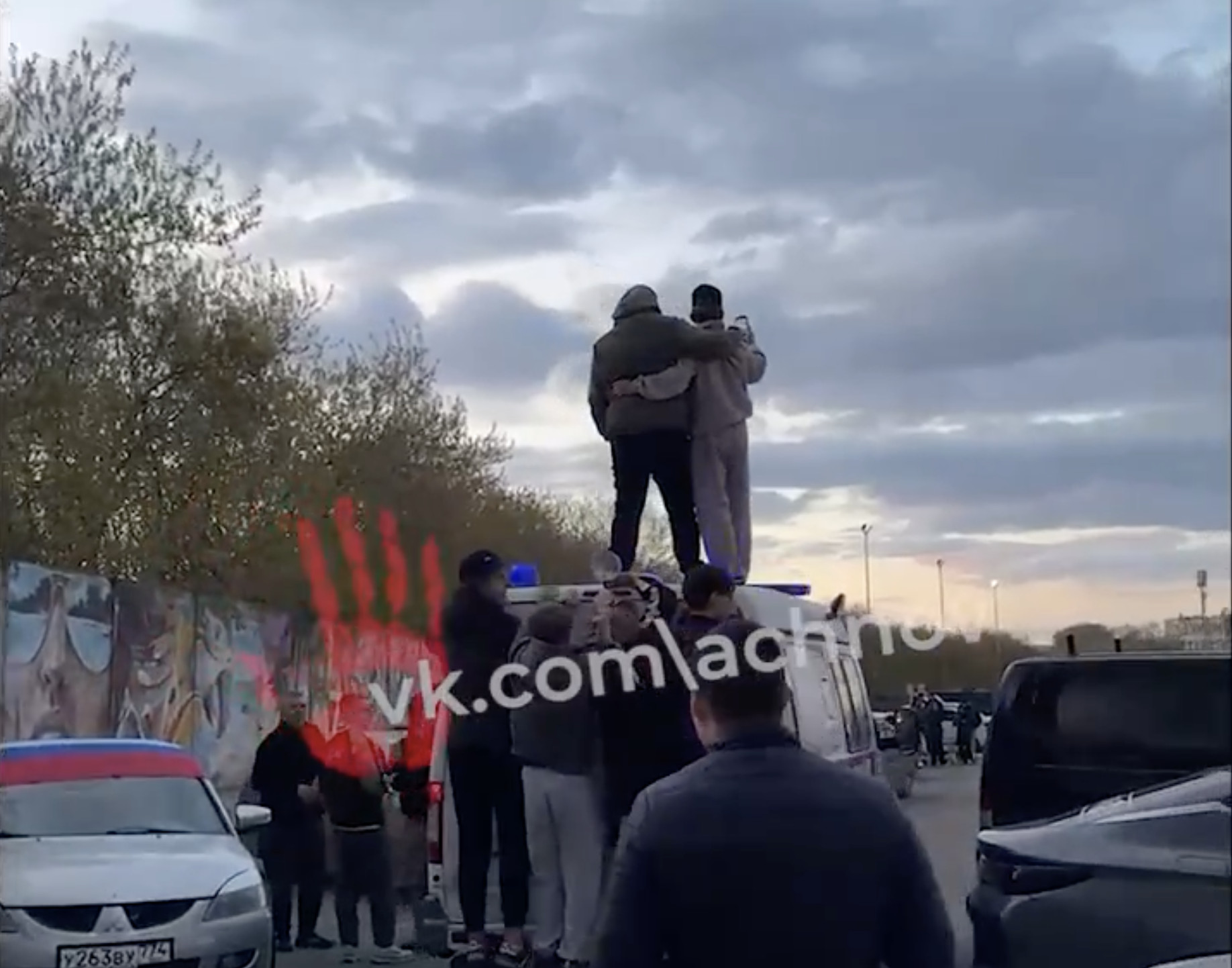 На водителя скорой помощи, который прокатил подростков на крыше спецтранспорта, составили четыре административных правонарушения