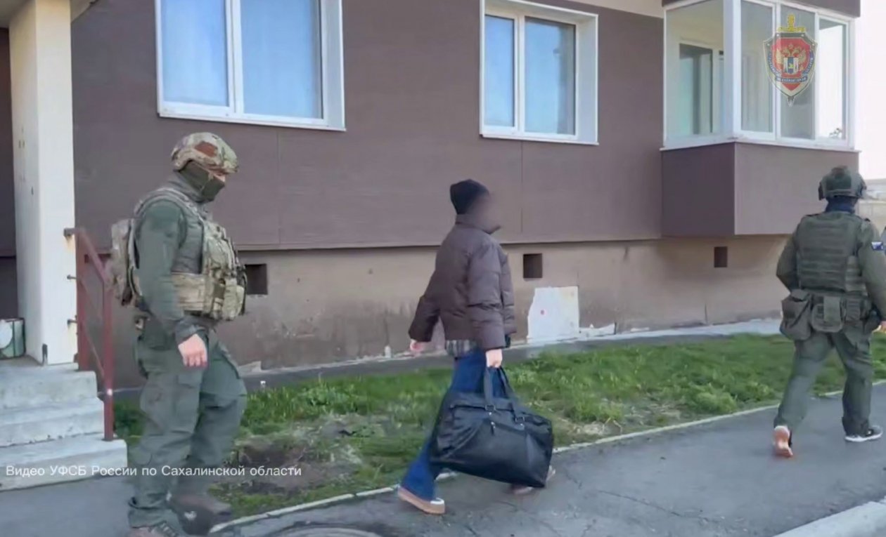⚡ Лже-мануальщик выплатил пациентке более 500 тысяч за перелом позвонка В январе 2025 года жительница Миасса (Челябинская область), страдавшая от болей в поясничном отделе, нашла объявление об услугах остеопатии и мануальной терапии. Она обратилась к мануальщику, принимавшему пациентов в собственной квартире. Как позже выяснилось, он не имел необходимой лицензии. Во время сеанса он несколько раз ударил кулаком по позвоночнику. Позже у женщины был диагностирован перелом отростка шейного позвонка. Судмедэкспертиза заключила, что здоровью пациентке был нанесен вред средней тяжести. Суд приговорил лже-мануальщика к двум годам ограничения свободы и запретил заниматься деятельностью, связанной с оказанием услуг массажа, на тот же срок. Также, в пользу потерпевшей взыскали компенсацию морального и материального вреда на общую сумму более 500 тысяч рублей. Жмите на ссылку, чтобы подписаться на закрытый канал «Медицинская Россия» в МАХ
