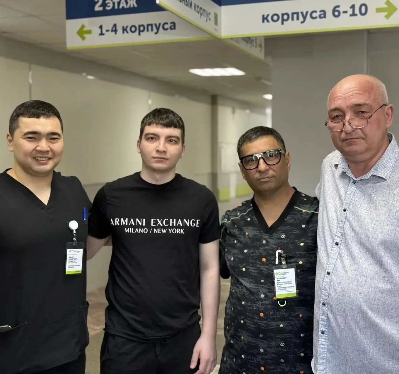 В ГБУЗ НСО «Государственная Новосибирская областная клиническая больница» поступил 22-летний пациент с нестерпимой головной болью и нарушением координации движений. Самостоятельно передвигаться он не мог. Периодические головные боли появились у него в 2024 году. Молодой человек не придал им значения. Спустя год боли участились, однако стандартное обследование ничего не выявило. В начале апреля 2026 года состояние пациента резко ухудшилось. Тогда ему выполнили МРТ.