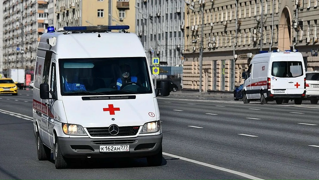 Пытались зарезать, угрожали пистолетом и избивали до сотрясения мозга — хроника нападений на российских медиков в апреле