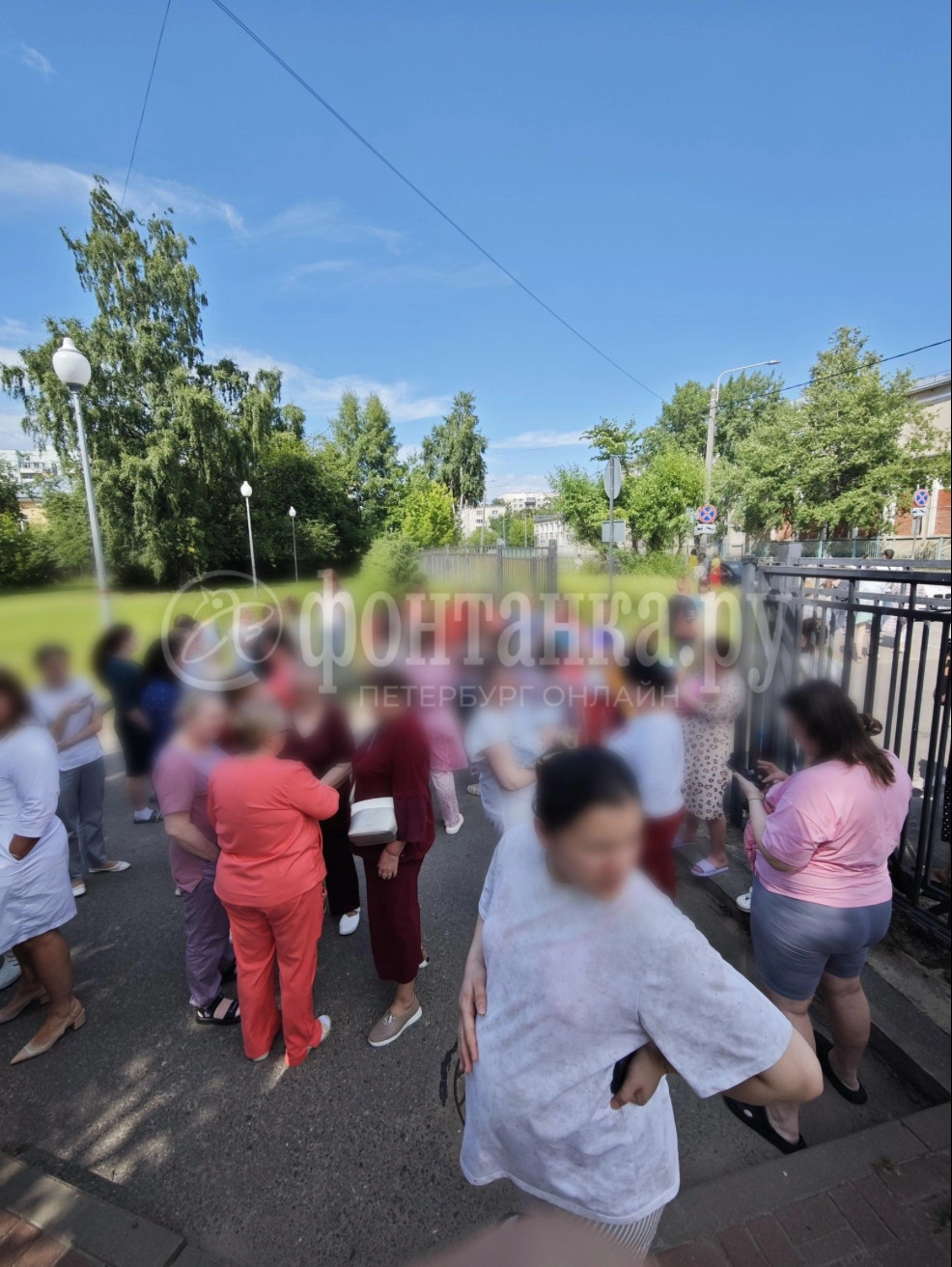 В Санкт-Петербурге 30 июня сразу в несколько медучреждений поступило сообщение о минировании зданий, передаёт «78. ru». Эвакуации происходили в роддоме № 10 в Красносельском районе, поликлинике № 87 в Невском районе и в Николаевской больнице в Петергофе. Объявление об эвакуации было три раза произведено по системе внутренней связи, дальнейшая эвакуация происходила согласно внутренним регламентам персонала, сообщили «Фонтанке» очевидцы.