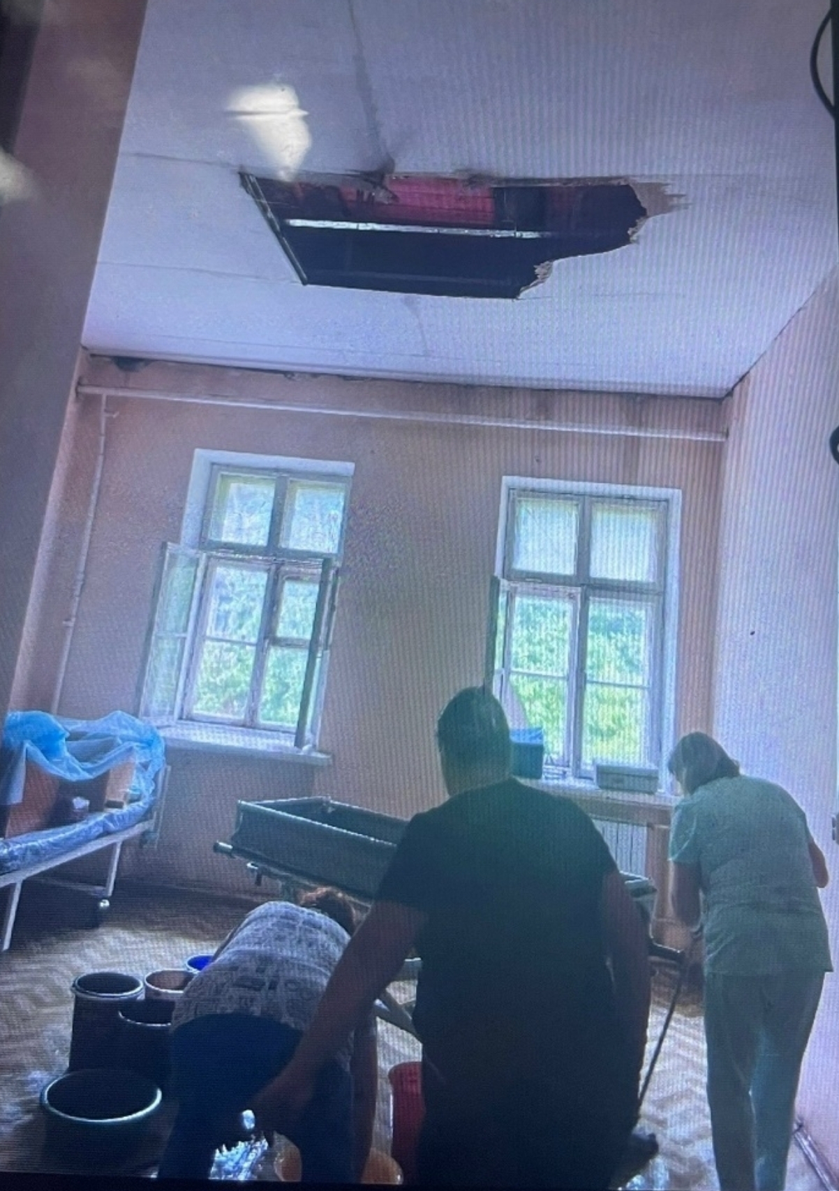 Ранее в местных СМИ появилась информация об обрушении потолка в неврологическом отделении стационара в Златоусте. Предполагается, что причиной произошедшего могла стать протечка кровли, капитальный ремонт которой был завершен в этом году. Следственный комитет Челябинской области возбудил уголовное дело о мошенничестве. Следователи проводят проверку, по итогам которой дадут правовую оценку действиям должностных лиц и подрядной организации, выполнявшей работы по капитальному ремонту кровли медицинского учреждения.СК возбудил дело о мошенничестве после обрушения потолка в палате неврологического отделения