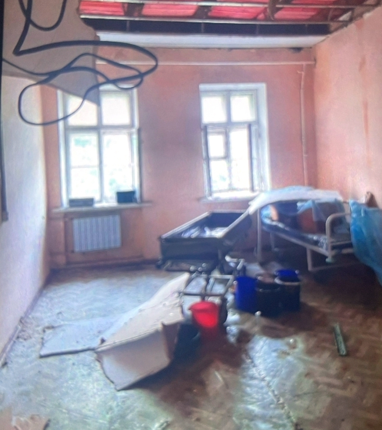 Ранее в местных СМИ появилась информация об обрушении потолка в неврологическом отделении стационара в Златоусте. Предполагается, что причиной произошедшего могла стать протечка кровли, капитальный ремонт которой был завершен в этом году. Следственный комитет Челябинской области возбудил уголовное дело о мошенничестве. Следователи проводят проверку, по итогам которой дадут правовую оценку действиям должностных лиц и подрядной организации, выполнявшей работы по капитальному ремонту кровли медицинского учреждения.СК возбудил дело о мошенничестве после обрушения потолка в палате неврологического отделения