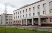 В Госдуме предложили освободить государственные больницы от налога на имущество Здание государственной больницы. Иллюстрация к новости о предложении налоговой льготы.