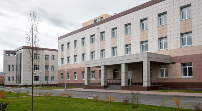 В Госдуме предложили освободить государственные больницы от налога на имущество Здание государственной больницы. Иллюстрация к новости о предложении налоговой льготы.