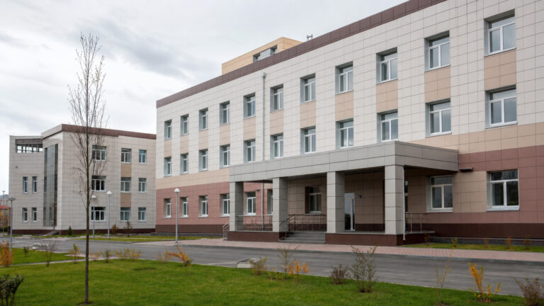 Здание государственной больницы. Иллюстрация к новости о предложении налоговой льготы.