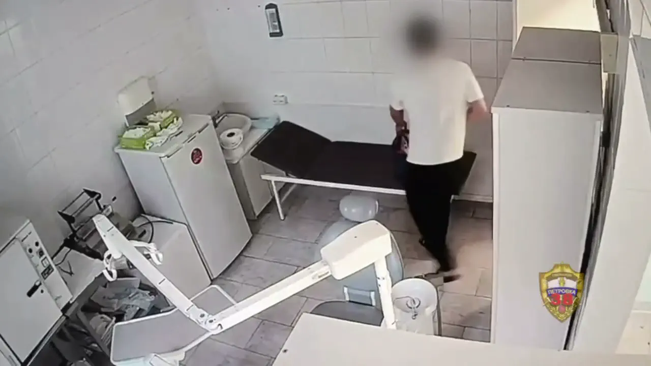 Стоп-кадр из видео к сообщению о краже инструмента из стоматологической клиники