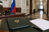 Минздрав предложил обязать временных заместителей сообщать о склонении к коррупции Папка с документами и ручка на рабочем столе в административном учреждении. Иллюстрация к новости о проекте Минздрава по антикоррупционным уведомлениям.