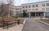 Суд взыскал с районной больницы 100 тысяч рублей за отказ в экстренной помощи Вход в районную больницу. Иллюстрация к новости о судебном решении.