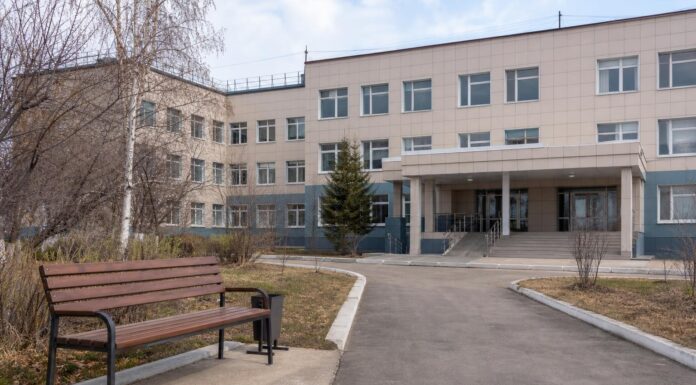 Вход в районную больницу. Иллюстрация к новости о судебном решении.