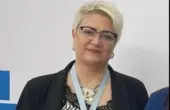 Бывшую замминистра здравоохранения Рязанской области оставили в СИЗО до 21 ноября Недокументальная иллюстрация: медработник помогает офисному сотруднику, почувствовавшему недомогание
