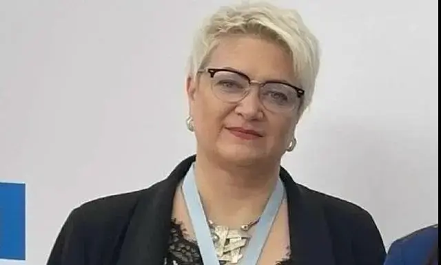 Бывшую замминистра здравоохранения Рязанской области оставили в СИЗО до 21 ноября Недокументальная иллюстрация: медработник помогает офисному сотруднику, почувствовавшему недомогание
