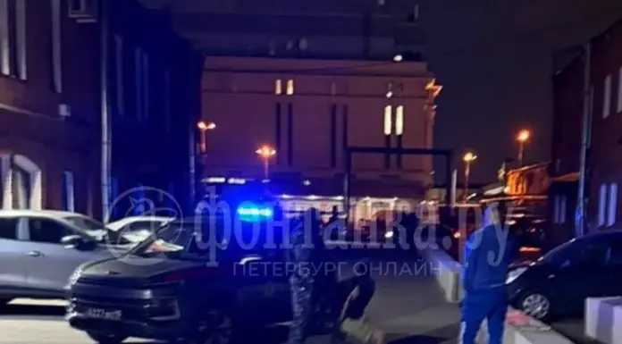 В Петербурге мужчина повредил автомобиль скорой помощи во время вызова Автомобиль скорой помощи на месте вызова в Санкт-Петербурге