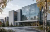 Иллюстрация: современный фасад медицинского исследовательского центра