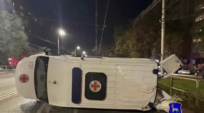 В Самаре три сотрудника скорой помощи пострадали в ДТП Автомобиль скорой помощи на месте ДТП в Самаре