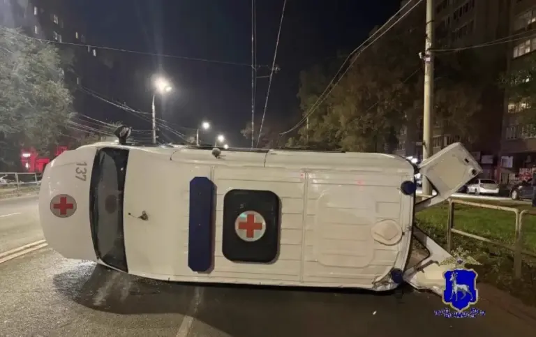 Автомобиль скорой помощи на месте ДТП в Самаре