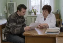 Ассоциативная иллюстрация о пациентке, изучающей медицинский документ в клинике