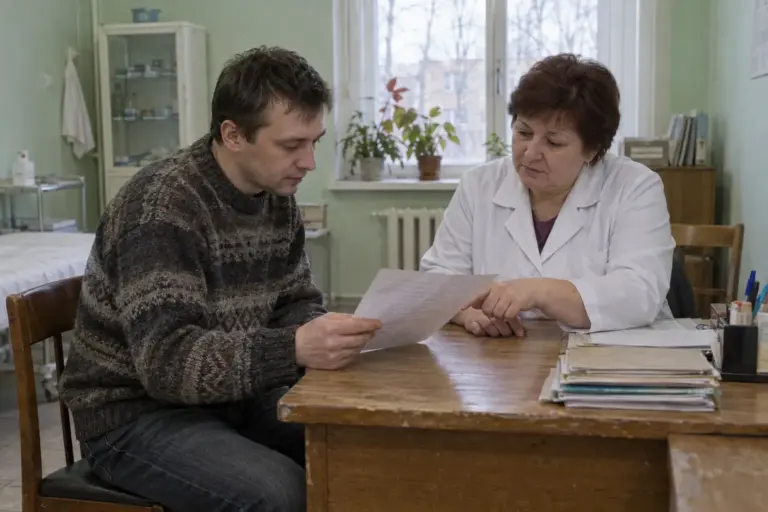 Ассоциативная иллюстрация о пациентке, изучающей медицинский документ в клинике