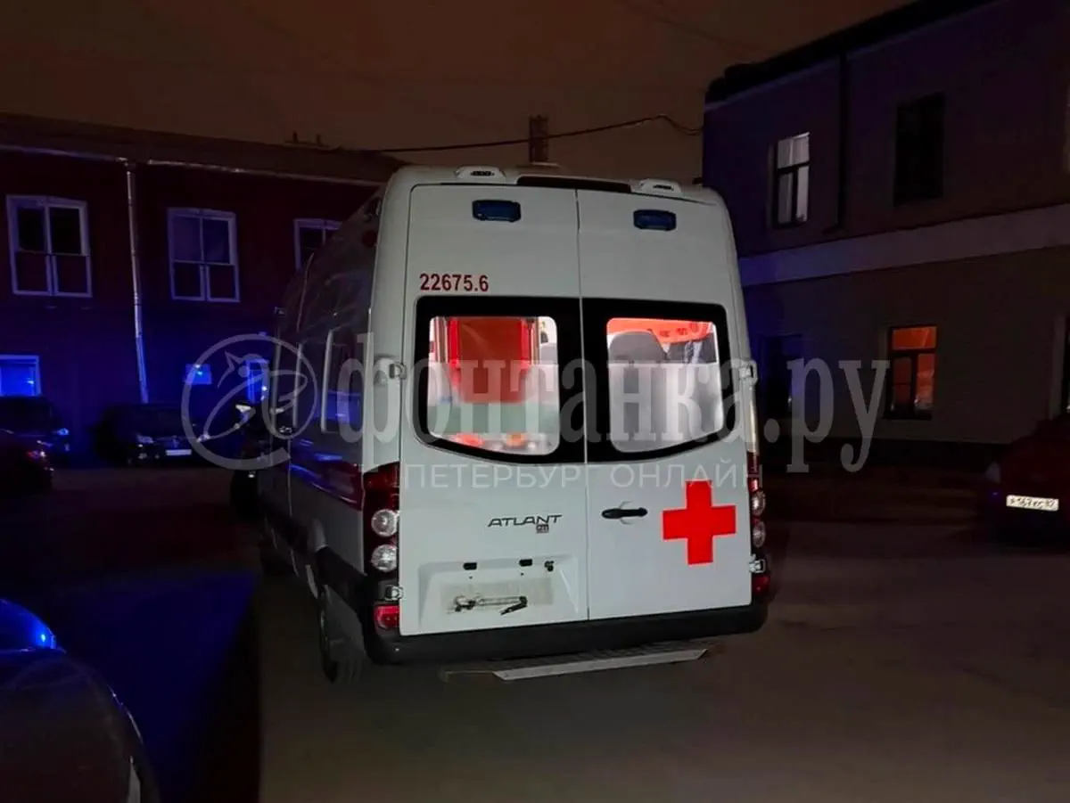 В Петербурге мужчина повредил автомобиль скорой помощи во время вызова 2 Повреждённый автомобиль скорой помощи на месте происшествия