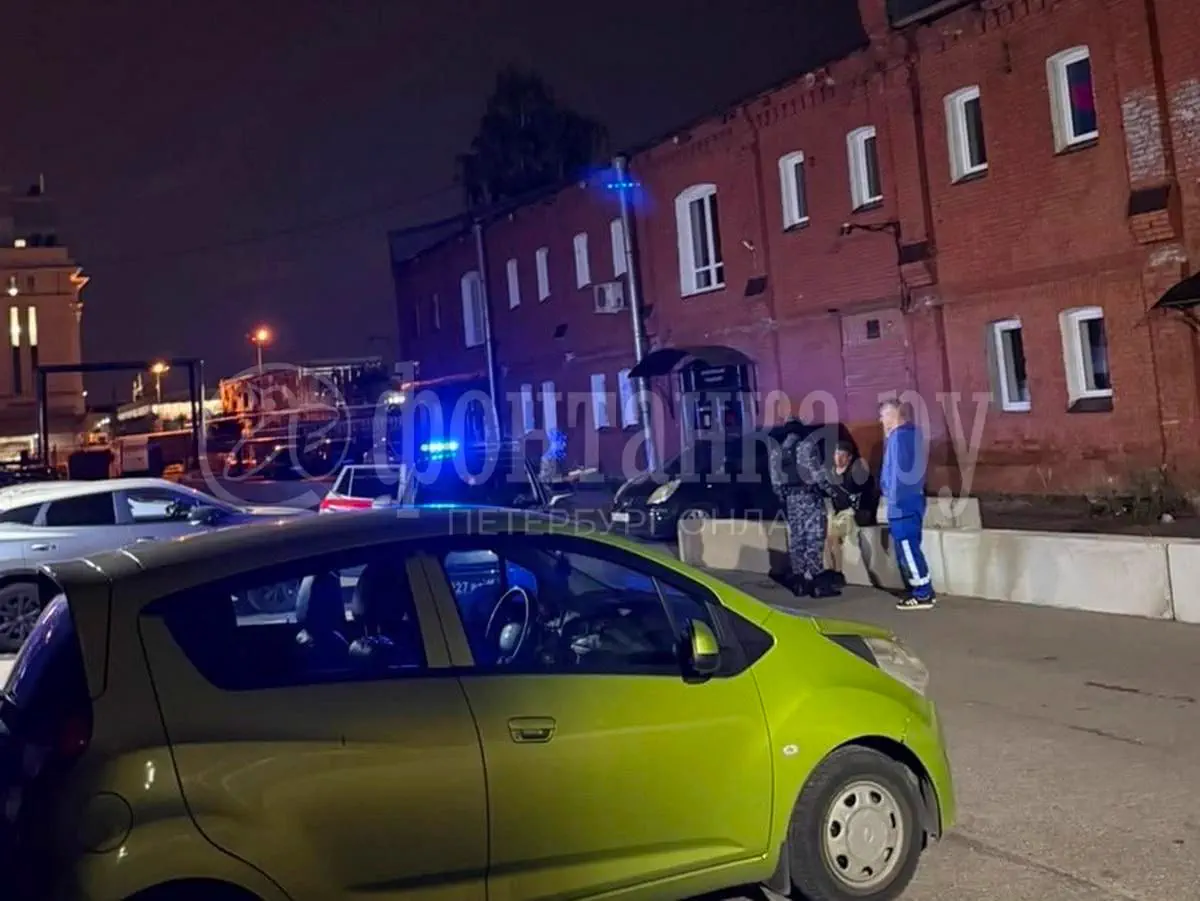 В Петербурге мужчина повредил автомобиль скорой помощи во время вызова 3 Сотрудники Росгвардии у автомобиля скорой помощи