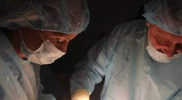 В Центре Алмазова восстановили репродуктивную функцию 17-летней пациентке Медицинские специалисты в операционной