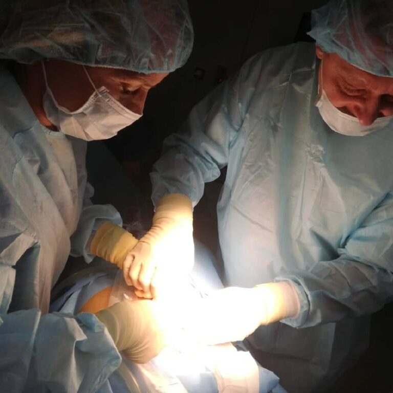 Медицинские специалисты в операционной