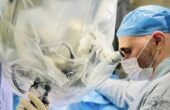 Нейрохирург проводит операцию в операционной