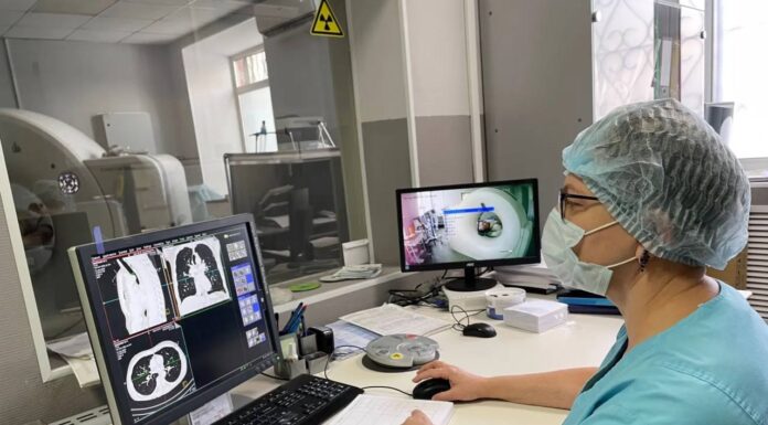 В Екатеринбурге врачи спасли пациентку с переломами всех шейных позвонков Операционная бригада в больнице Екатеринбурга
