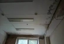 Подтеки на потолке в палате хирургического отделения больницы