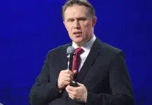 Медицинский специалист анализирует данные с помощью цифровой системы в клинике