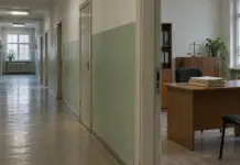 Редакционная иллюстрация: больничный кабинет и символ правосудия